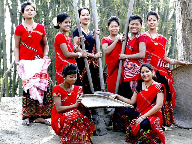 The Mishing are the largest tribe in Majuli. Originally from the mountains of Arunachal Pradesh, they have been living on the island for many hundred years now