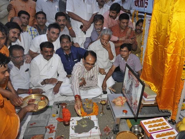 Chief-minister-Shivraj-Singh-Chouhan-performs-foundation-stone-laying-ceremony-of-multi-level-parking-at-MP-Nagar-Zone-1-in-Bhopal-on-Thursday-Praveen-Bajpai-HT-photo Chief-minister-Shivraj-Singh-Chouhan-performs-foundation-stone-laying-ceremony-of-multi-level-parking-at-MP-Nagar-Zone-1-in-Bhopal-on-Thursday-Praveen-Bajpai-HT-photo