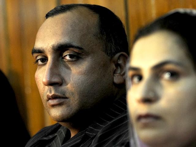Pakistani-coach-driver-Meher-Mohammed-Khalil-L-and-his-wife-Nazia-attend-a-felicitation-ceremony-at-a-newspaper-office-in-Colombo-on-April-6-2009-AFP-File-Photo Pakistani-coach-driver-Meher-Mohammed-Khalil-L-and-his-wife-Nazia-attend-a-felicitation-ceremony-at-a-newspaper-office-in-Colombo-on-April-6-2009-AFP-File-Photo