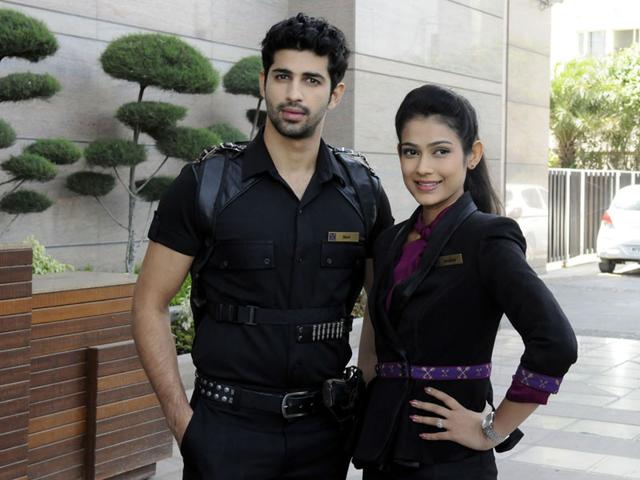 Actors Akanksha Singh (right) and Aashim Gulati visited Indore on Friday. (Shankar Mourya/HT photo)