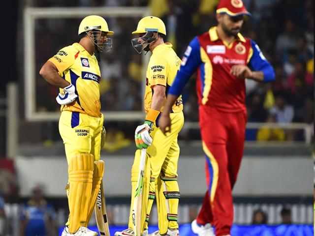 Chennai Super Kings' (CSK's) MS Dhoni and Michael Hussey have a chat in the middle while Royal Challengers Bangalore (RCB) skipper Virat Kohli walks away during their Indian Premier League (IPL) 2015 Qualifier 2 match in Ranchi on May 22. (Parwaz Khan/HT Photo)