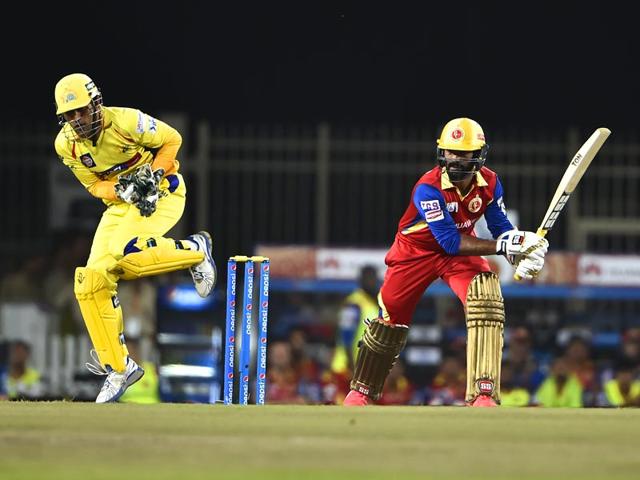 Dinesh Karthik of Royal Challengers Bangalore (RCB) in action against Chennai Super Kings (CSK) during the Indian Premier League (IPL) 2015 Qualifier 2 match between the two sides in Ranchi on May 22. (Parwaz Khan/HT Photo)