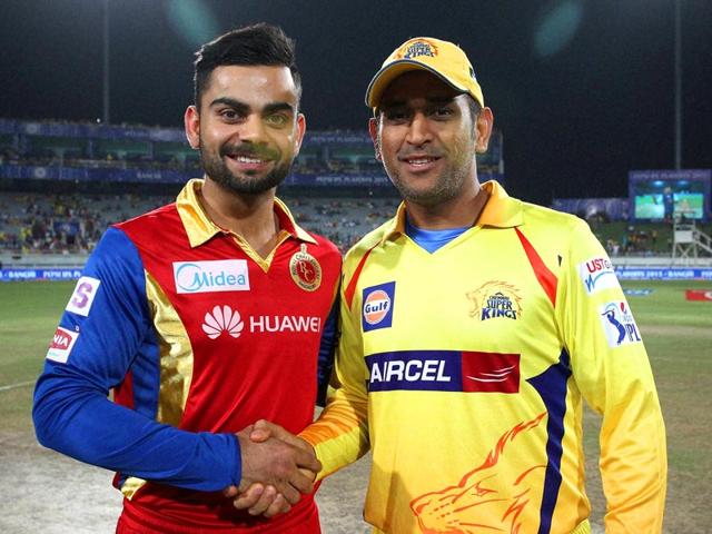 Royal Challengers Bangalore (RCB) captain Virat Kohli and Chennai Super Kings (CSK) skipper MS Dhoni shake hands after the toss in the Indian Premier League (IPL) 2015 Qualifier 2 match between the two sides in Ranchi on May 22. (PTI Photo)