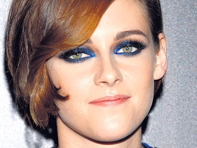 Perfect actor Kristen Stewart's lapis hued peepers by applying lapis eyeshadow half across the upper lash line and entirely near the lower lash line. Blend in sparkly black eyeshadow in the outer side of the eye. Apply kohl on your waterline and finish with mascara.