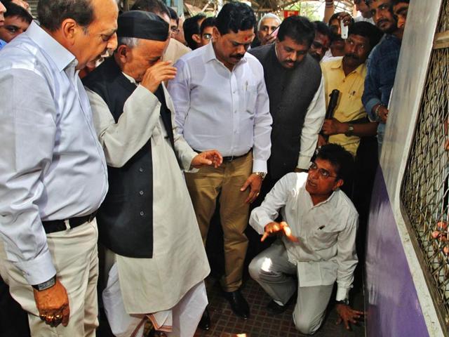 A parliamentary committee - comprising of Bhagat Singh Koshyari, MP Rajan Vichare and MP Kirit Somaya- visited Bhandup railway station to take stock of commuters' problems. (Photo: Praful Gangurde)
