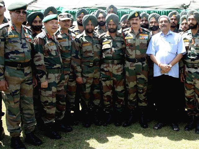 Defence-minister-Manohar-Parrikar-on-Saturday-visited-forward-areas-along-the-Line-of-Control Defence-minister-Manohar-Parrikar-on-Saturday-visited-forward-areas-along-the-Line-of-Control