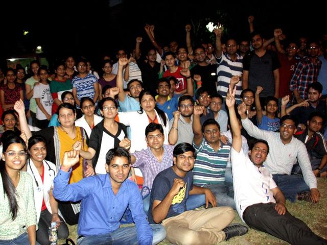 resident-doctors-protesting-on-the-PGIMS-campus-in-Rohtak-Manoj-Dhaka-HT-PHOTO resident-doctors-protesting-on-the-PGIMS-campus-in-Rohtak-Manoj-Dhaka-HT-PHOTO