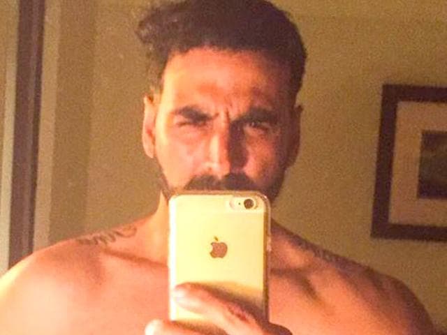 Akshay-Kumar-goes-shirtless-for-a-selfie-Photo-Twitter Akshay-Kumar-goes-shirtless-for-a-selfie-Photo-Twitter