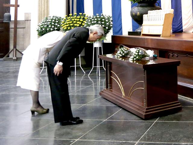 Emperor-Akihito-right-and-Empress-Michiko-left-bow-during-a-memorial-service-at-the-Tokyo-Memorial-Hall-AP-Photo Emperor-Akihito-right-and-Empress-Michiko-left-bow-during-a-memorial-service-at-the-Tokyo-Memorial-Hall-AP-Photo