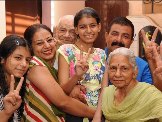 Diya who got 98.62% marks in PSEB class 10th exams with her family members in Phillaur, Jalandhar. Pardeep Pandit/HT Photo