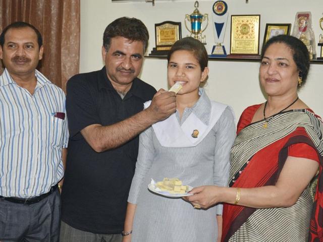 Nancy who scored 96.77% State Rank-18 in class 10th PSEB with her father Ram Prakash (2L), principal Shelly Sharma and deputy district education officer Satish Kumar (L) in Amritsar. Sameer Sehgal/HT