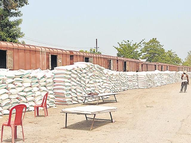 Heap-of-fertiliser-sacks-that-has-arrived-in-Amethi-Smriti-Irani-told-people-she-made-it-possible-in-10-days-Ashok-Dutta-HT-Photo Heap-of-fertiliser-sacks-that-has-arrived-in-Amethi-Smriti-Irani-told-people-she-made-it-possible-in-10-days-Ashok-Dutta-HT-Photo