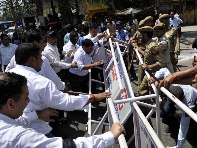 Police personnels trying to stop lawyers during a protest in Jammu. Nitin Kanotra/HT