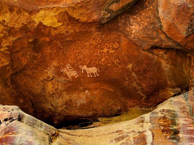 Long-tusked elephant figures point to a very distant past. Most prehistoric paintings in Madhya Pradesh depict hunting, farming, community and battle scenes. 