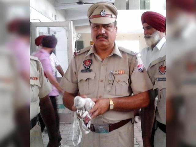 A-white-pigeon-that-flew-into-India-with-a-Pakistan-stamp-has-given-the-jitters-to-authorities-in-Punjab-s-Pathankot-district-HT-Photo A-white-pigeon-that-flew-into-India-with-a-Pakistan-stamp-has-given-the-jitters-to-authorities-in-Punjab-s-Pathankot-district-HT-Photo