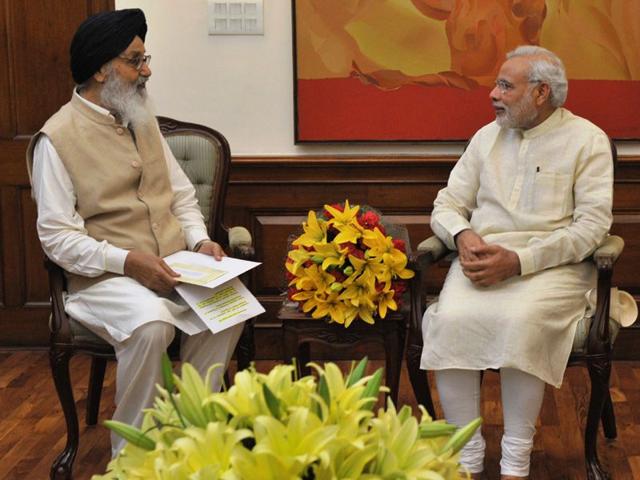 Punjab-CM-Parkash-Singh-Badal-with-PM-Narendra-Modi Punjab-CM-Parkash-Singh-Badal-with-PM-Narendra-Modi