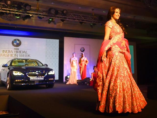 Sonakshi-Sinha-poses-with-designers--next-to-the-newly-launched-BMW-6-Series-Gran-Coupe-PTI