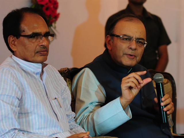 Union-finance-minister-Arun-Jaitley-along-with-chief-minister-Shivraj-Singh-Chouhan-addresses-a-press-conference-in-Bhopal-on-Saturday-Mujeeb-Faruqui-HT-photo