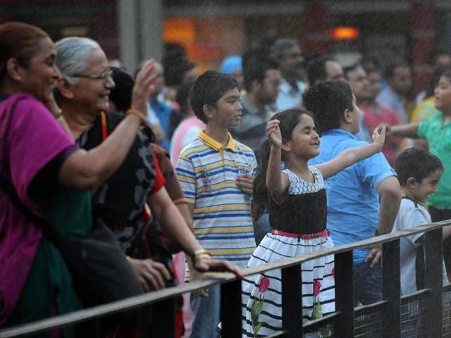 City residents enjoying the sprinkles of fountain water at Plaza, sec-17 in Chandigarh. Gurminder Singh/HT
