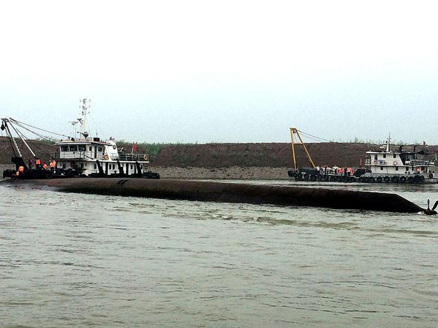 Chinese rescue boats are seen alongside a capsized passenger ship carrying more than 450 people which sunk in the Yangtze river (AFP photo)
