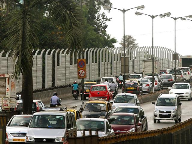 Noise barriers have been erected on the sides of a flyover near Sion hospital in Mumbai. This will provide some much-needed respite from the incessant honking that has been making lives difficult. (Arijit Sen/HT photo)
