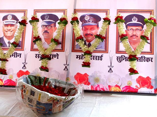 Mumbai Rajya Congress Committee organised a prayer meeting in the memory of fire fighters who died in the Kalbadevi blaze, in Mumbai. (Arijit Sen/HT photo)