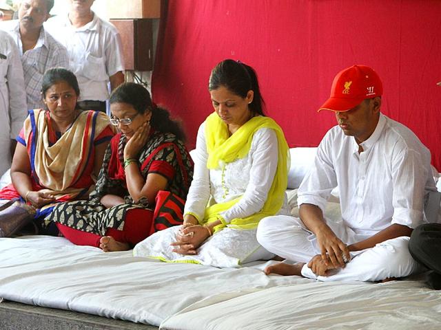 Family members of fire fighters who died in the Kalbadevi fire attend a prayer meeting organised by Mumbai Rajya Congress Committee, in Mumbai.(Arijit Sen/HT photo)