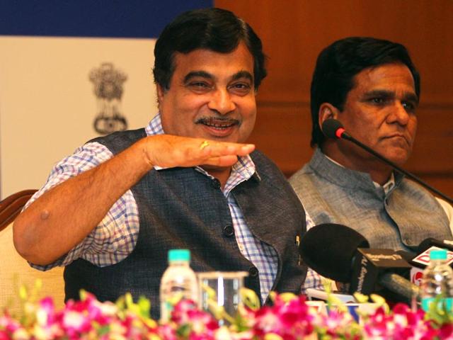 Union minister Nitin Gadkari addresses a press conference on the completion of one year of the NDA govt at Sahyadri guest house, in Mumbai.(Arijit Sen/HT photo)
