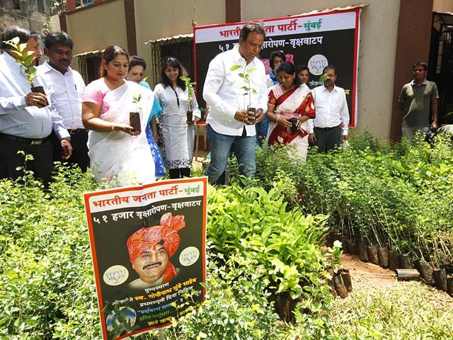 Mumbai BJP president Ashish Shelar has announced a programme to plant 51,000 saplings in the city as a tribute to Gopinath Munde on the latter's first death anniversary at Matunga. (Vijayanand Gupta/HT photo)
