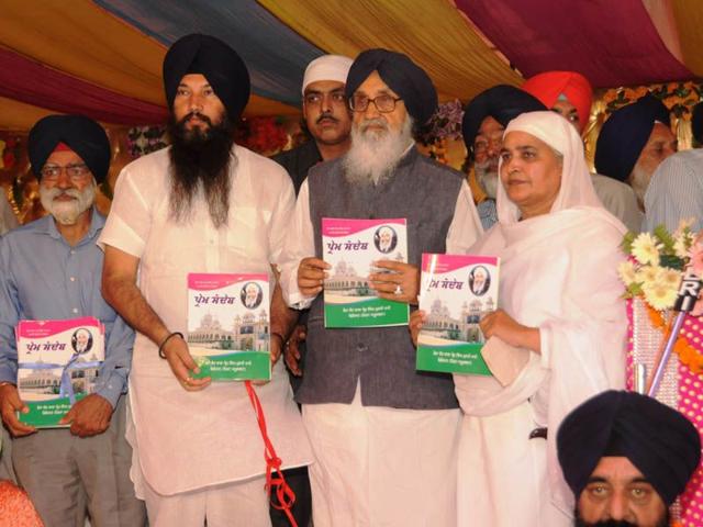 Punjab CM Parkash Singh Badal attending the death anniversary of Sant Baba Prem Singh Muraale wale at Begowal in Kapurthala. HT Photo