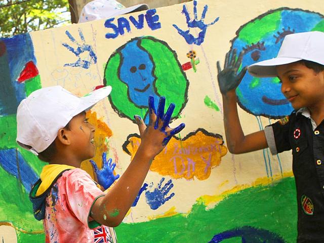 Children paint the walls of Mumbai on the eve of World Environment Day. (Arijit Sen/HT photo)