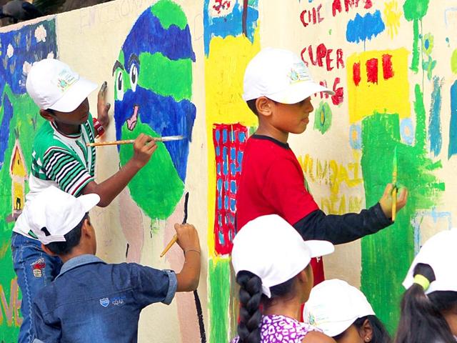 Children paint the walls of Mumbai on the eve of World Environment Day. (Arijit Sen/HT photo)