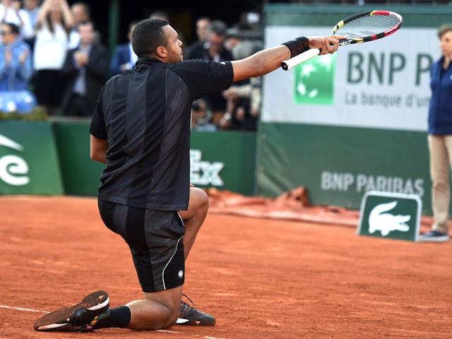 France's Jo-Wilfried Tsonga salutes the crowd after winning his match against Japan's Kei Nishikori during the men's quarter-finals of the 2015 French Open in Paris, France. (AFP Photo)