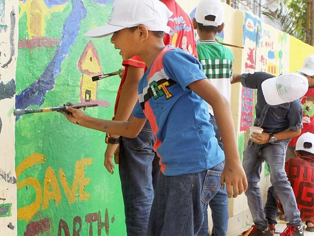 Children paint the walls of Mumbai on the eve of World Environment Day. (Arijit Sen/HT photo)