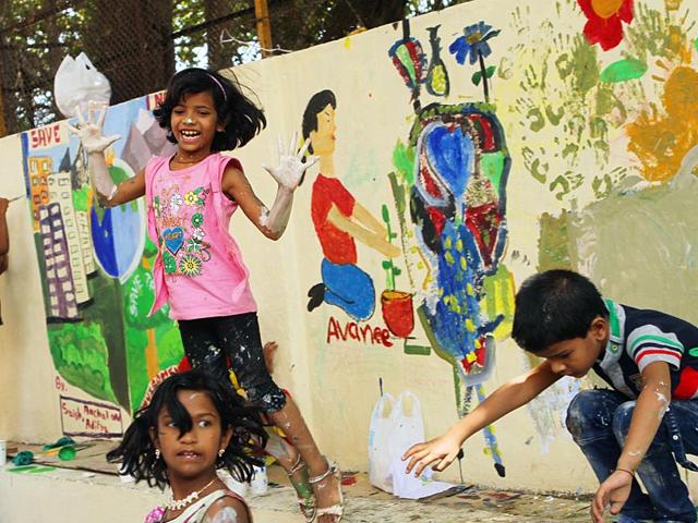 Children paint the walls of Mumbai on the eve of World Environment Day. (Arijit Sen/HT photo)