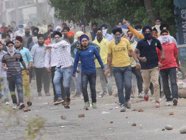 Sikh protesters pelting stones at police officials after they removed a poster of Jarnail Singh Bhindranwale at Rani Ragh near the airport in Jammu. Photo courtesy: PTI