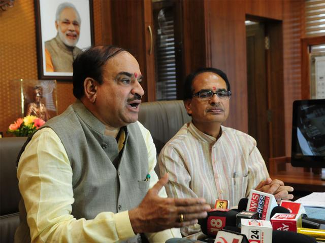 Union-chemicals-and-fertilizer-minister-Ananth-Kumar-addresses-a-press-conference-in-Bhopal-on-Friday-while-CM-Shivraj-Singh-Chouhan-looks-on-Mujeeb-Faruqui-HT