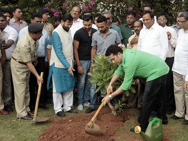 Cricket legend Sachin Tendulkar alongwith Rohit Sharma, Ajinkya Rahane and Prakash Jawdekar at a tree plantation event at MCA on the occasion of World Environment Day, in Mumbai.(Pratham Gokhale/HT photo)