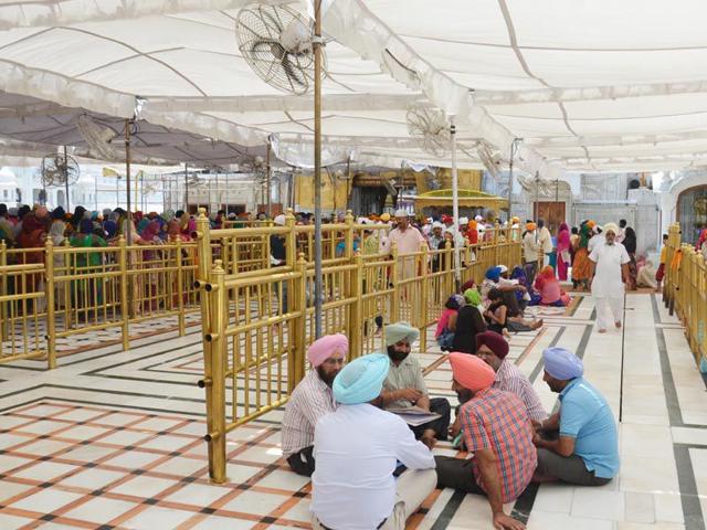 Policemen deployed for the security inside the Golden Temple on the eve of Operation Bluestar anniversary in Amritsar. Sameer Sehgal/HT Policemen deployed for the security inside the Golden Temple on the eve of Operation Bluestar anniversary in Amritsar. Sameer Sehgal/HT