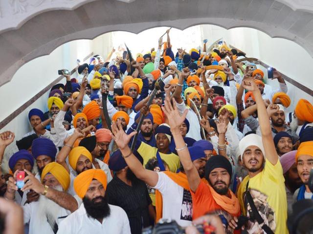 The clash left 12 people, including four task force members, injured. Two of the injured were admitted to the local civil hospital.Sameer Sehgal/HT