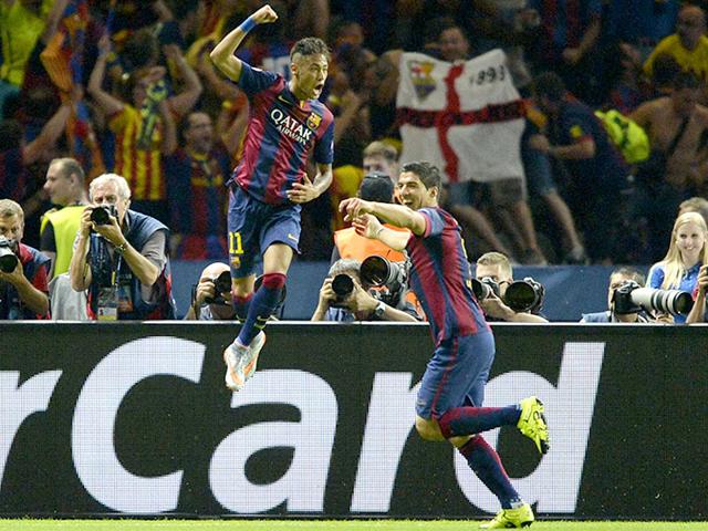 Barcelona's Neymar and Luis Suarez (L) celebrate after Neymar scored a goal which was disallowed during the Uefa Champions League final between Juventus and Barcelona at Olympic Stadium in Berlin on June 6, 2015. (AFP Photo)