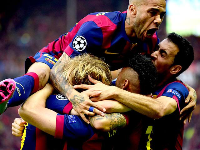 Barcelona's Ivan Rakitic (L) is congratulated by teammates after scoring during the Uefa Champions League final between Juventus and Barcelona at Olympic Stadium in Berlin on June 6, 2015. (AFP Photo)