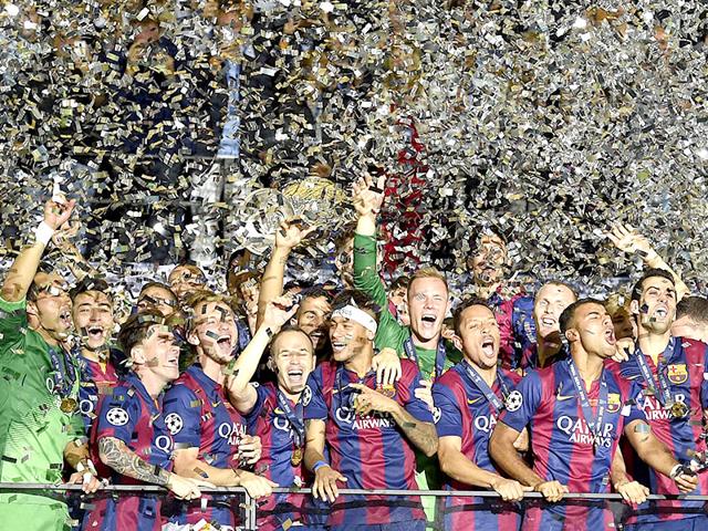 Barcelona players celebrate with the trophy after winning the Uefa Champions League final against Juventus at Olympic Stadium in Berlin on June 6, 2015. (AFP Photo)
