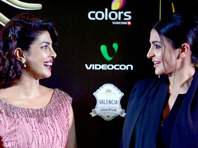 Bollywood actresses Priyanka Chopra (L) and Anushka Sharma (R) pose during the IIFA Gala screening of their movie Dil Dhadakne Do on the second day of the 16th International Indian Film Academy (IIFA) Awards at Suria KLCC in Kuala Lumpur. (AFP Photo)