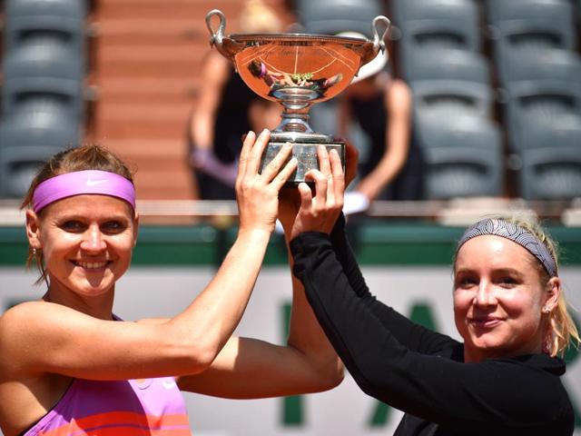 Bethanie-Mattek-Sands-R-of-the-United-States-and-Czech-Republic-s-Lucie-Safarova-celebrate-with-the-trophy-after-winning-against-Australia-s-Casey-Dellacqua-and-Kazakhstan-s-Yaroslava-Shvedova-during-the-women-s-doubles-final-of-the-2015-French-Open-in-Paris-France-AFP-Photo