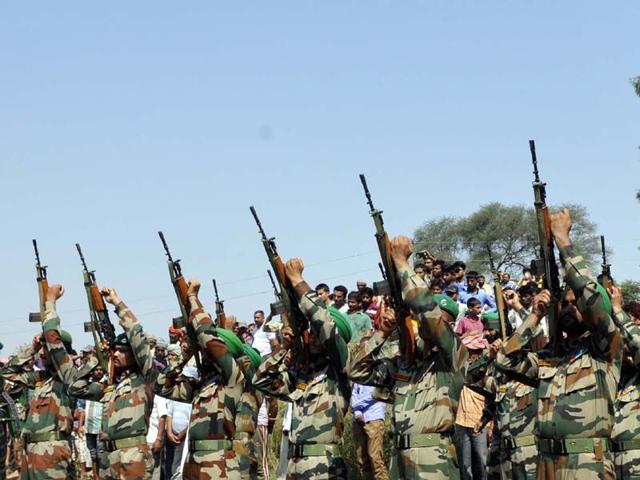 Army soldiers paying tributes to LNK Kuldeep Raj at Ambh Gharota village in the outskirts of Jammu. Nitin Kanotra/HT