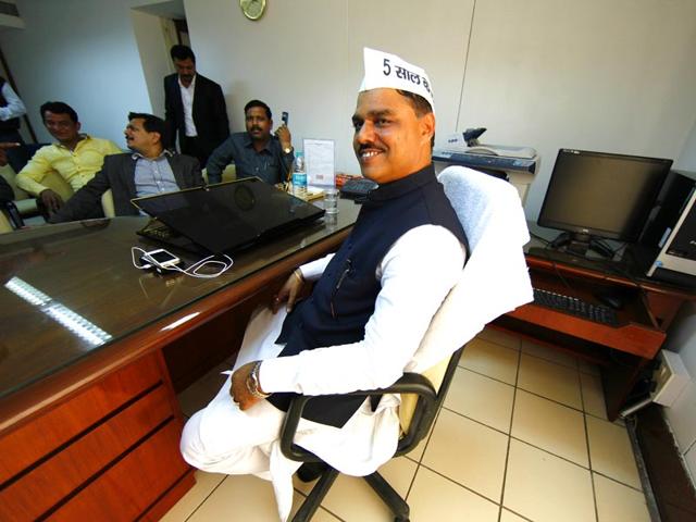 Delhi-law-minister-Jitender-Singh-Tomar-who-is-the-Tri-Nagar-MLA-in-a-police-car-on-his-way-from-AIIMS-to-the-Saket-court-that-ordered-him-in-police-custody-for-four-days-on-Tuesday-HT-Photo