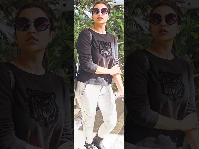 Shutterbugs caught Parineeti Chopra unaware. (Photo: Yogen Shah)