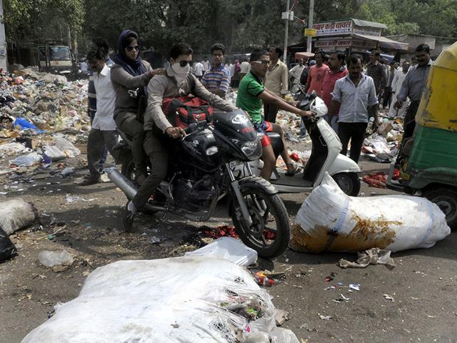 Municipal Corporation of East Delhi (EMCD) workers (Safai karmchera) dumped garbage on the main road at Jheel Chowk, East Delhi causing traffic jam as they protest against the government. (Sonu Mehta/HT Photo)