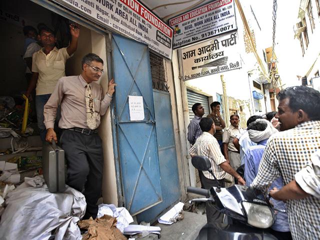 Sanitation workers leave garbage in front of AAP MLA Anil Bajpai residence as part of the protest. (Arun Sharma/ HT Photo)